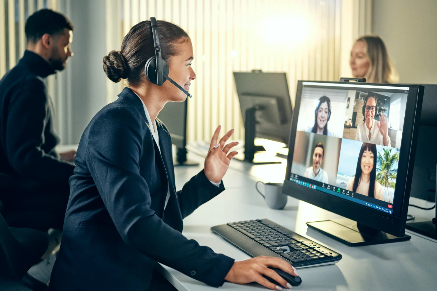 Tišina u buci: slušalice i konferencijski zvučnici za hibridne timove